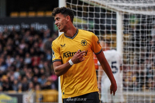 记者：巴萨应将内马尔天价转会费进行长线投资，但被瞬间挥霍（记者：巴萨本可将内马尔天价转会收入用于长期布局，却被迅速花光）