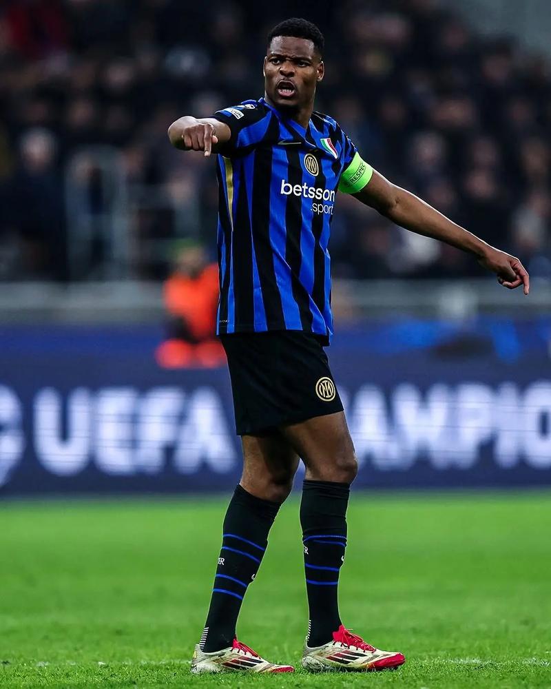 RAC1：巴萨全新第四球衣将在明年的西超杯中迎来赛场首秀（RAC1：巴萨第四套全新球衣将于明年西超杯完成赛场首秀）