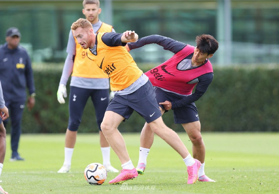 当选11月最佳球员，瓦尔迪是意甲首位获此殊荣的英格兰球员（瓦尔迪当选11月最佳，成意甲首位获此荣誉的英格兰球员）