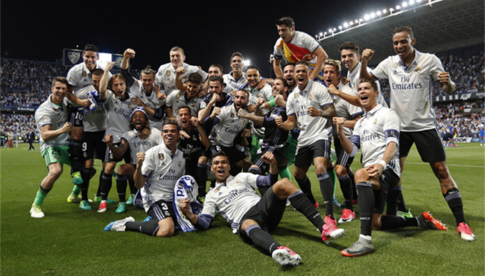 常州举办足球音乐晚会，黄紫昌夫妇甜蜜献唱《小酒窝》（常州上演足球音乐之夜，黄紫昌携妻深情合唱《小酒窝）